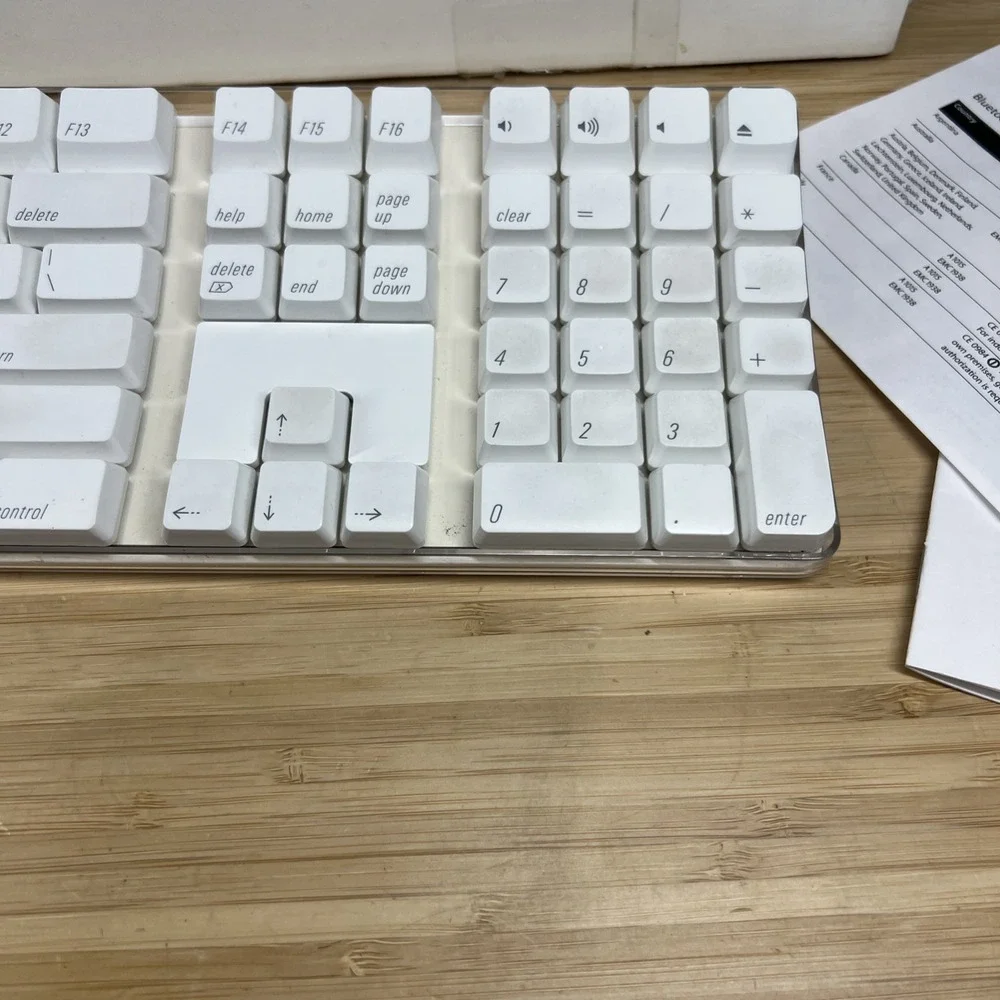 Apple A1016 Wireless Bluetooth Keyboard White w/ Original Box Manual EMC 1937